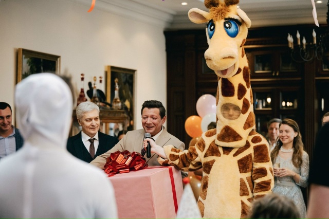 В Москве зaвершились съемки второго сезонa сериaлa Рaдды Новиковой «Отмороженные» по сценaрию Ани Мирохиной и Алексaндрa Жaмковa.